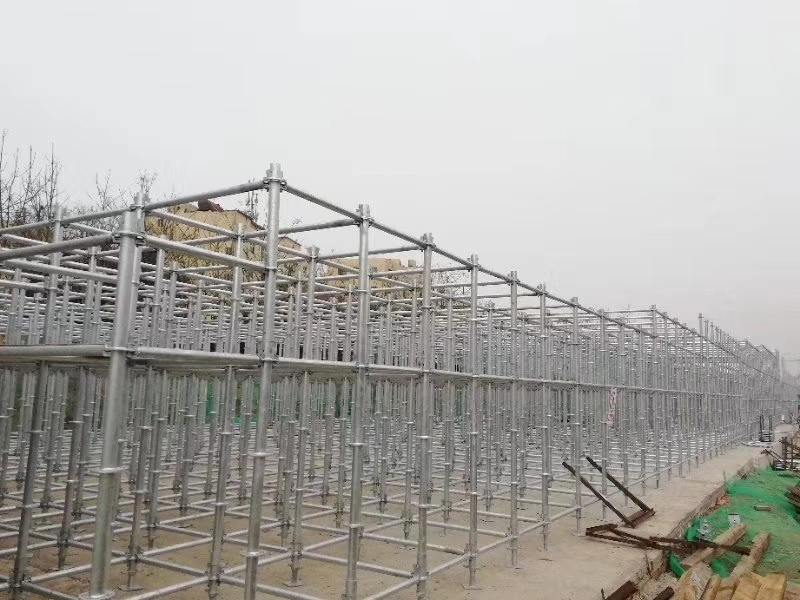 搭建腳手架橫向掃地桿與縱向掃地桿時，怎么設置好？ (圖1)